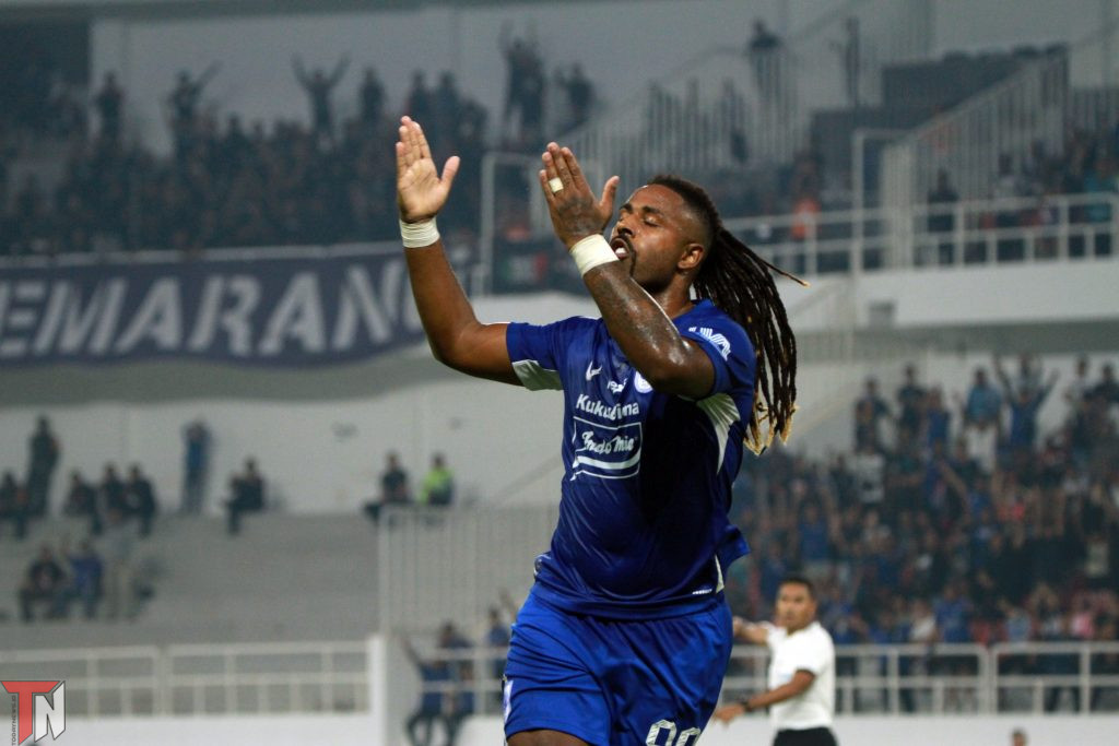Caros Fortes melakukan selebrasi setelah mencetak gol penyama ke gawang Phnom Penh Crown