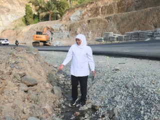 Jalan Puger Jember Dikeluhkan Warga karena Rusak, Gubernur Khofifah Minta Lakukan Perbaikan