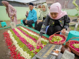 Persiapan Sebelum Dilantik Jadi Gubernur Jawa Timur, Khofifah Nyekar ke Makam Suami dan Orang Tua