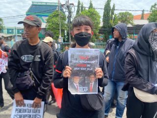 Demo Indonesia Gelap di  DPRD Jatim Jilid II, Massa Tolak Kebijakan Prabowo