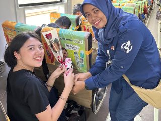 Rayakan Valentine, KAI Daop 4 Semarang Bagikan Bunga dan Coklat