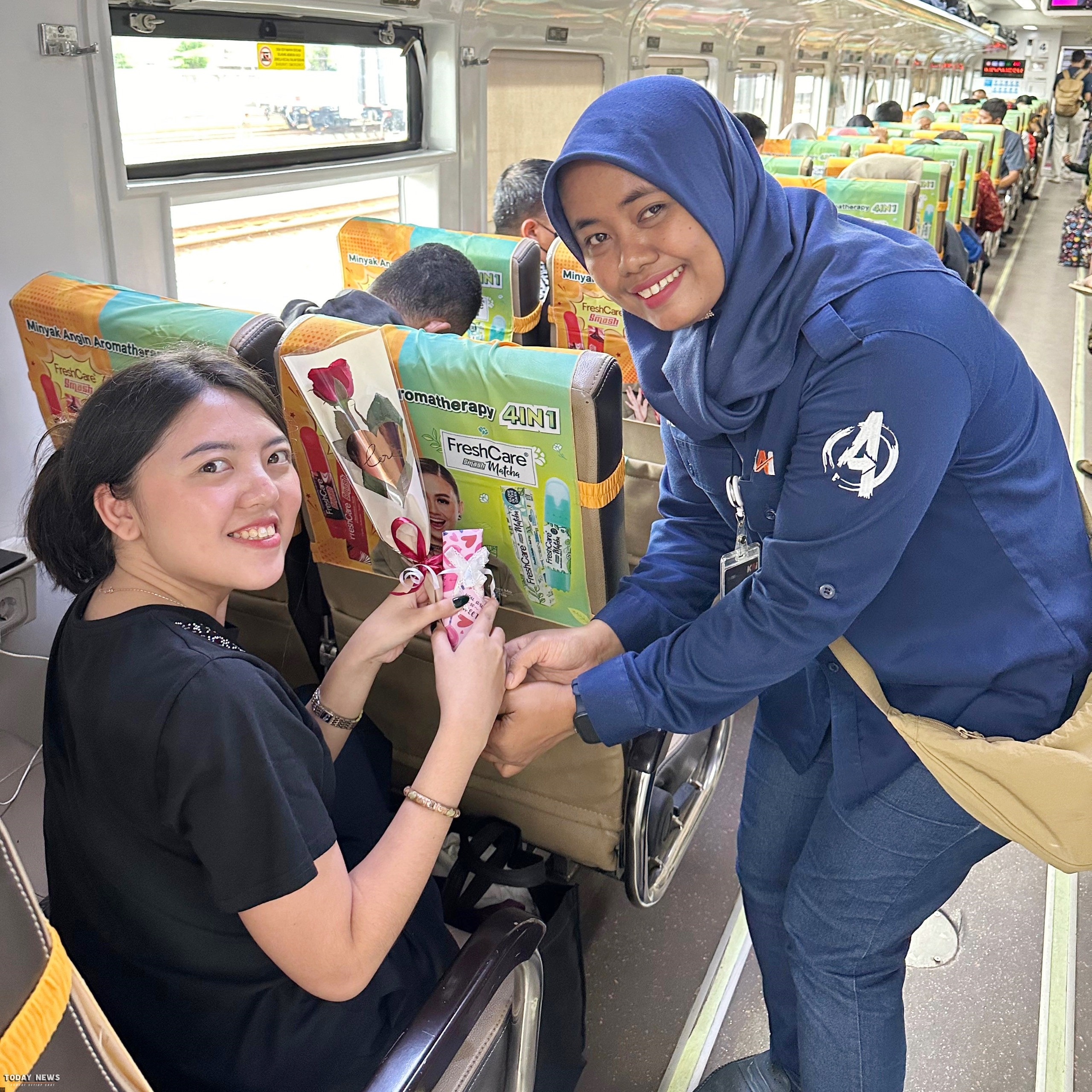 Rayakan Valentine, KAI Daop 4 Semarang Bagikan Bunga dan Coklat