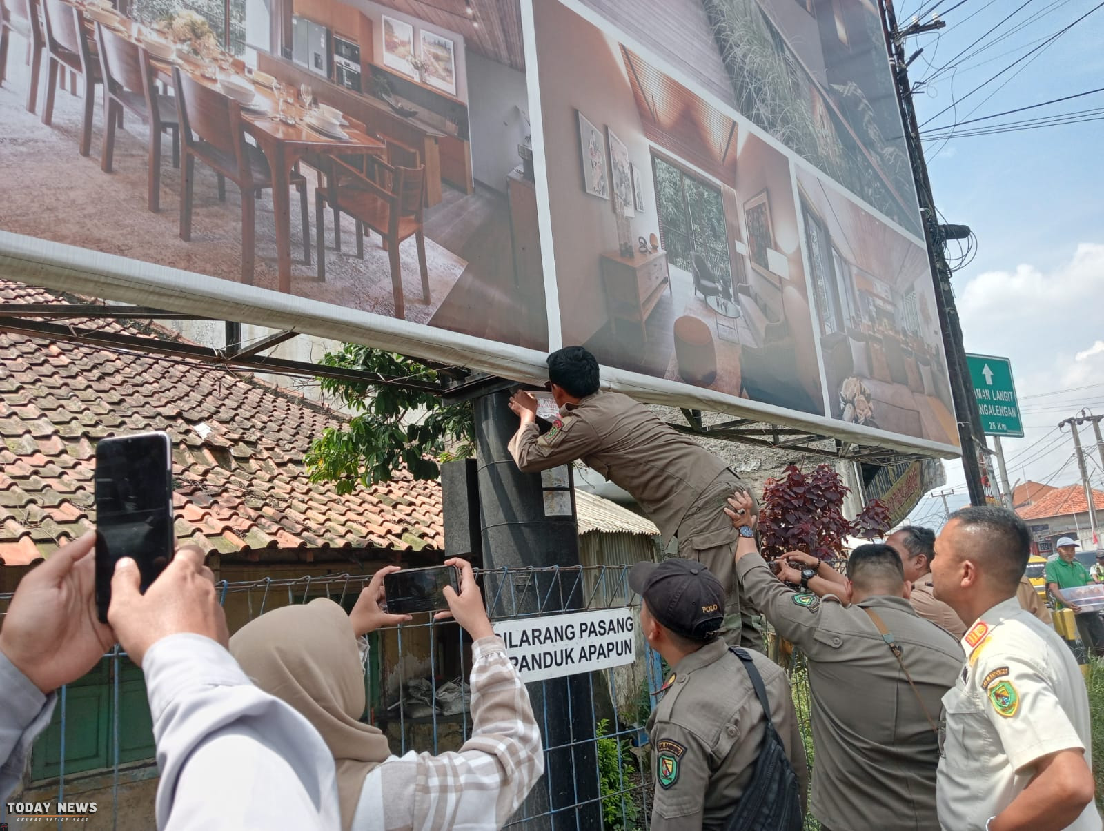 Satpol PP Kabupaten Bandung Tertibkan Puluhan Reklame Tak Berizin
