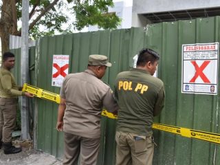 Satpol PP Surabaya Segel 8 Bangunan Tak Miliki IMB dan PBG