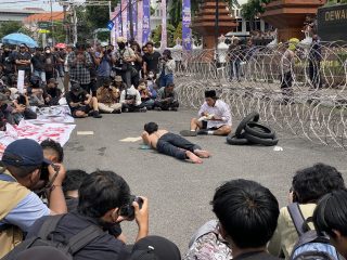 Demo Indonesia Gelap II di DPRD Diawali Teatrikal, Sampaikan Pesan Tersirat