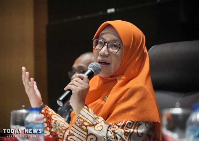 DPR Minta Mendiksaintek Tak Naikan Biaya UKT