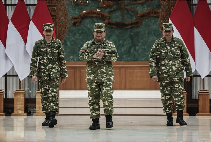Presiden RI, Prabowo Subianto (Tengah), Mantan Presiden RI ke 7, Joko Widodo (Kiri) dan Mantan Presiden ke 6 Susilo Bambang Yudhoyono (Kanan)
