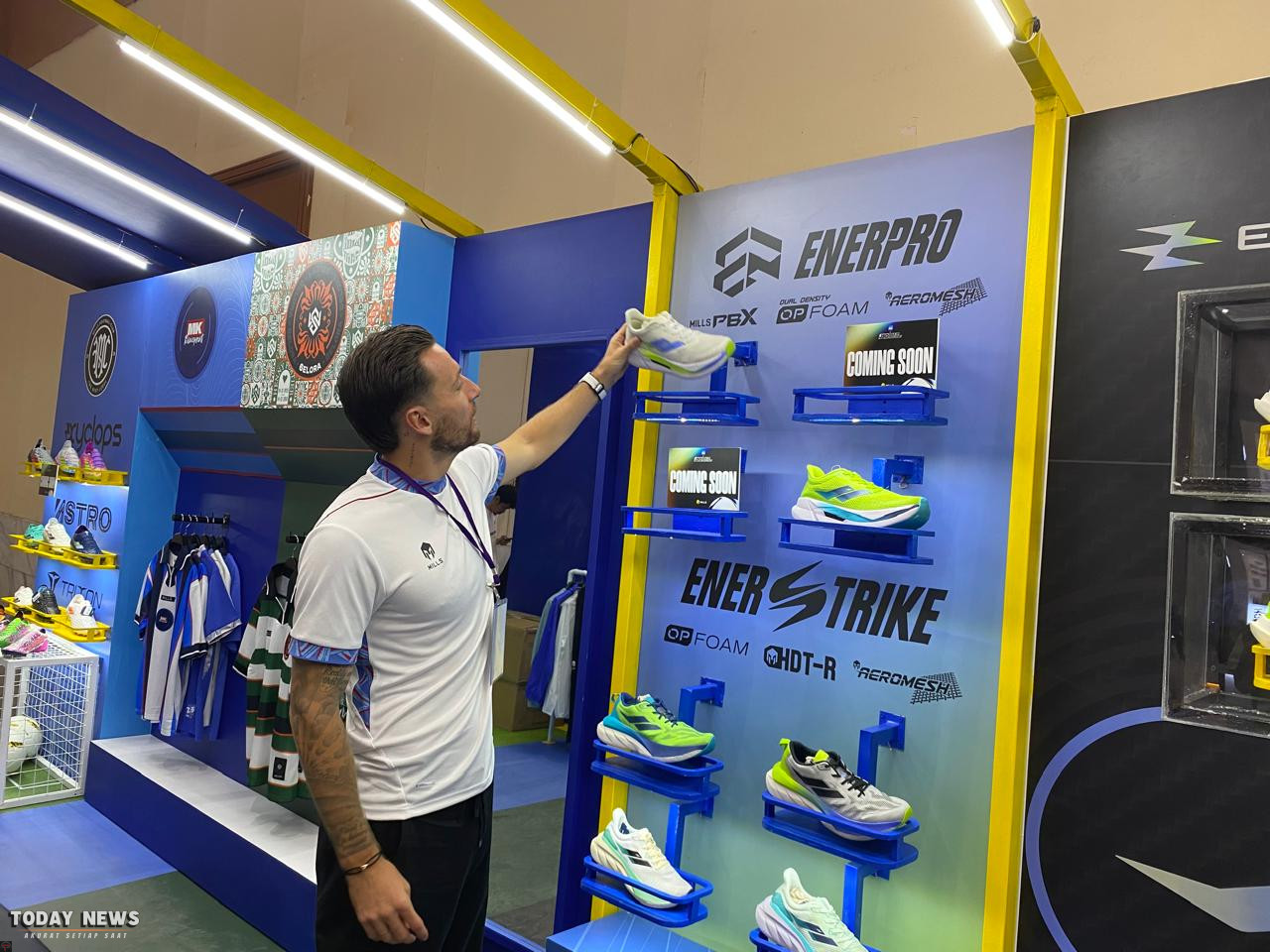 Mills mengenalkan koleksi terbaru di event Jakarta Sneaker Day