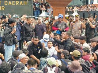 Anak Risma Disiram Air Saat Temui Massa Aksi Indonesia Gelap di DPRD Jatim