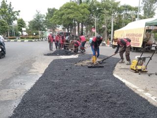DPU Semarang Parbaiki Jalan Kota yang Terdampak Genangan
