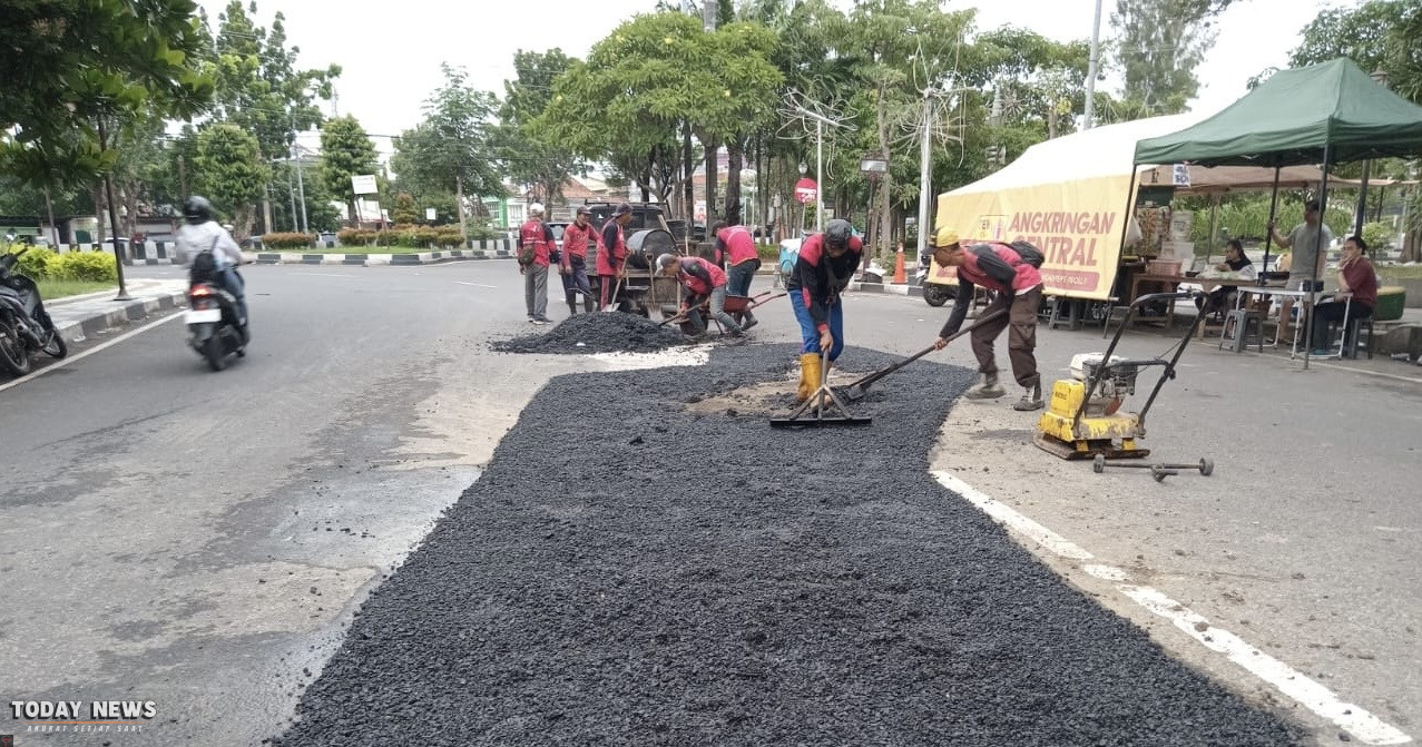 DPU Semarang Parbaiki Jalan Kota yang Terdampak Genangan