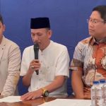 Kepala Desa Kohod Arsin (tengah) didampingi dengan dua kuasa hukumnya membantah keterlibatan penerbitan sertifikat tanah palsu di pagar laut Kabupaten Tangerang. (Sumber: Instagram).