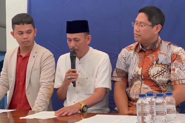 Kepala Desa Kohod Arsin (tengah) didampingi dengan dua kuasa hukumnya membantah keterlibatan penerbitan sertifikat tanah palsu di pagar laut Kabupaten Tangerang. (Sumber: Instagram).