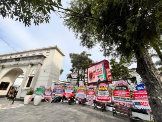 Karangan Bunga untuk Agustina-Iswar Penuhi Sekitar Balai Kota