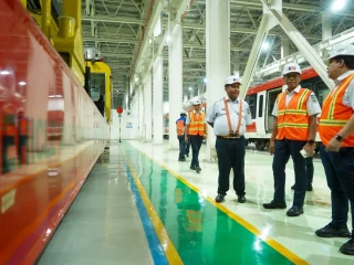 Dirut KAI Tinjau Depo LRT Jabodebek, Pastikan Kesiapan Angkutan Lebaran 2025
