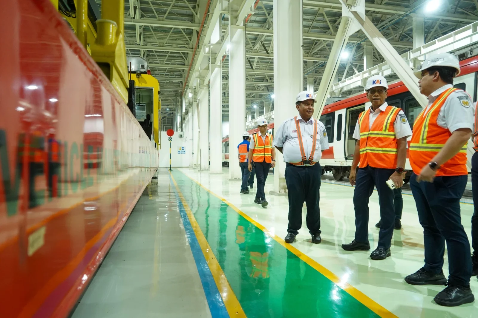 Dirut KAI Tinjau Depo LRT Jabodebek, Pastikan Kesiapan Angkutan Lebaran 2025