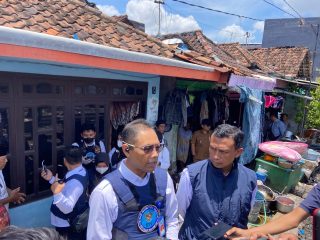 BNNP Jatim Lakukan Penggeledahan di Rumah Kontrakan Terkait Penangkapan Kurir Narkoba 14,8 Kg