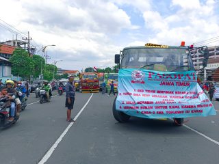 Tolak Batasan Operasional 16 Hari, Aptrindo Gelar Aksi di DPRD Jatim