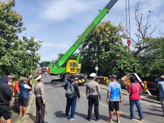 Detik-detik Truk Hino Terperosok ke Sungai di Ngawi, Diduga Sopir Hilang Kendali