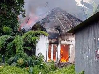 Ditinggal Penghuni Bekerja, Sebuah Rumah Terbakar di Surabaya