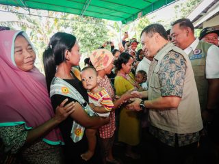 Kunjungi Pengungsi Banjir Grobogan, Gubernur Jateng Perintahkan Logistik dan Kesehatan Warga Terjamin