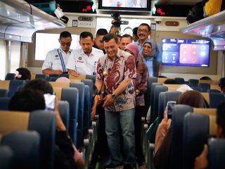 Gubernur Jateng Lepas Ribuan Pemudik Gratis dari Stasiun Pasar Senen