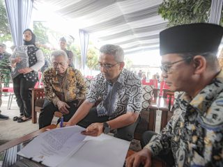 Wali Kota Muhammad Farhan Teken Kepwal, Honor Guru Honorer Kota Bandung Segera Cair