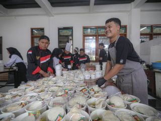 Asosiasi Chef Indonesia Bagikan 1.000 Porsi Nasi Kebuli dan Briyani di Gegerkalong Bandung