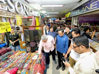 Wamendagri Bima Arya sebut Roda Ekonomi di Pasar Baru Bandung Bergerak Dinamis