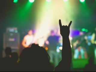 Sejarah Panjang Devil Horns: Dari Tradisi Kuno ke Ikon Musik Metal