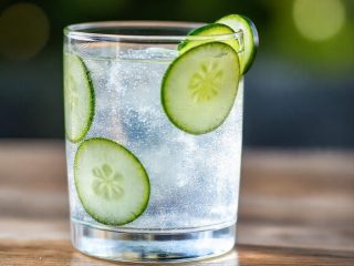 8 Manfaat Kesehatan Minum Air Rendaman Timun Setiap Hari