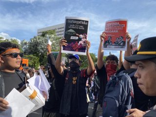 Gelar Demonstrasi di Grahadi, Ratusan Massa Protes Pengesahan RUU TNI