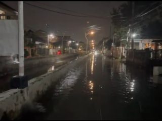 Banjir Setinggi 60 cm Genangi Perumahan Taman Duta Depok