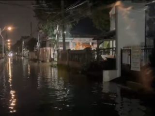 Cerita Dirman Petugas Keamanan Komplek Langganan Banjir