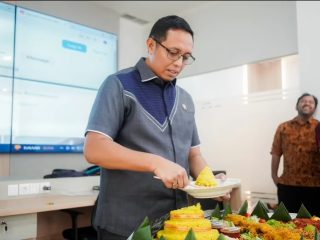 Hasan Nasbi Didesak Minta Maaf-Dicopot Buntut Pernyataannya soal Kepala Babi