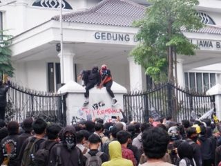 Nomor Hotline LBH Bandung Diretas dan Diteror Saat Kawal Demo Tolak UU TNI 