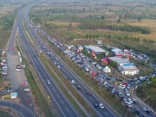 H-5 Lebaran, Pemudik Mulai Padati Tol Jakarta - Cikampek 