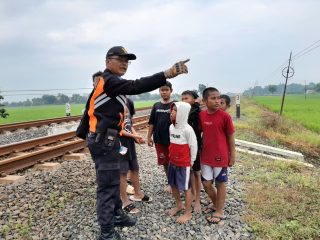 KAI Larang Masyarakat Ngabuburit di Jalur Kereta Api