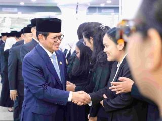 Hari Pertama Kerja, Gubernur Jakarta Lantik 688 Pejabat Fungsional Guru