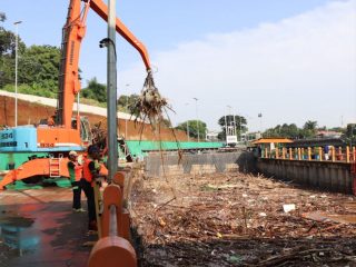 1.500 Ton Sampah Diangkut dari Saringan Sampah Ciliwung