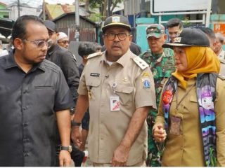 Kunjungi Korban Banjir di Kampung Melayu, Wagub Jakarta Beri Bantuan