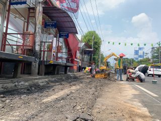 Emplasemen Halte BRT Jalan Pemuda Mulai Dibeton