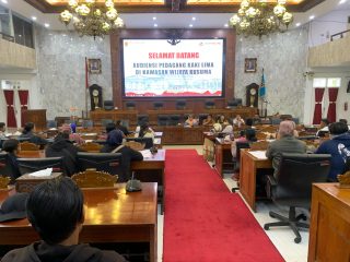 Dilarang Berjualan, Puluhan PKL Wijayakusuma Datangi DPRD