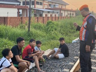 KAI Daop 8 Larang Masyarakat Ngabuburit di Jalur Kereta