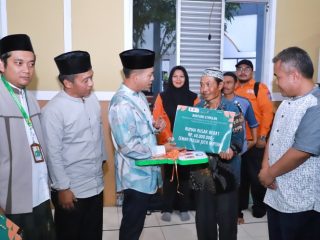 Bupati Bandung Serahkan Bantuan untuk Ribuan Rumah yang Terdampak Gempa Bumi di Kertasari