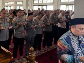 Polda Jabar Gelar Sholat Ghaib untuk 3 Personel Polri yang Gugur