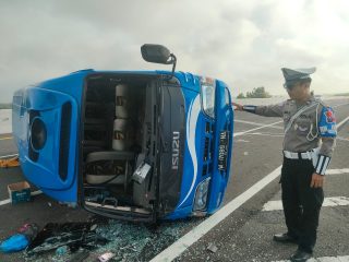 Elf Terguling di Tol Kertosono-Caruban Dipicu Pecah Ban