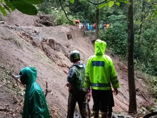 Jalur Pacet-Cangar Longsor, Terjang 2 Mobil hingga 1 Orang Meninggal Dunia