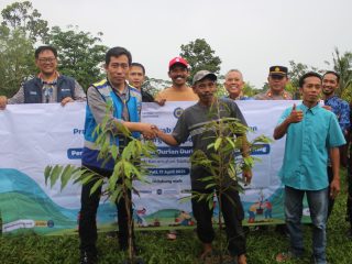 PT Jasamarga Solo Ngawi Salurkan Bantuan Bibit Durian di Kabupaten Pati