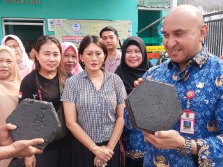 Wow! Kecamatan Semarang Tengah Ubah Sampah Plastik Jadi Paving Blok